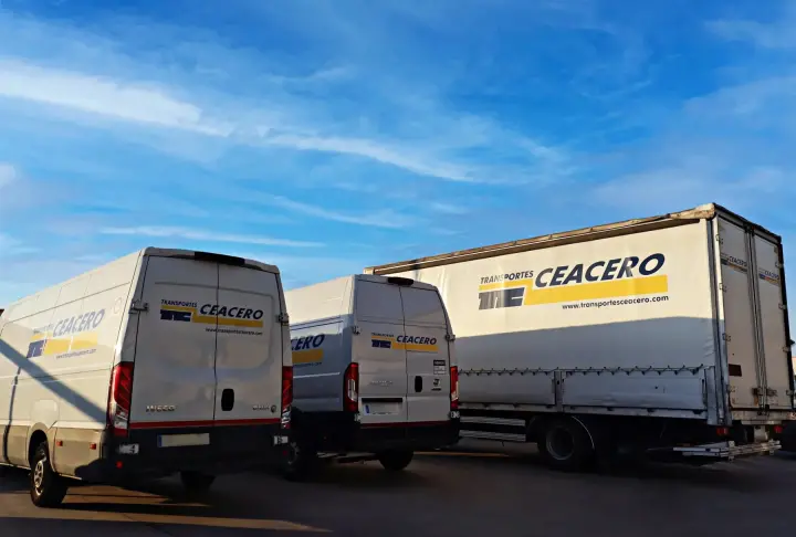 Furgonetas y camión de Transportes Ceacero